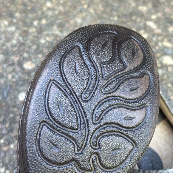 BOC Born Concepts Gray Pebble Pattern Peggy Faux Leather Slip On Clogs Size 9 M - Picture 9 of 14